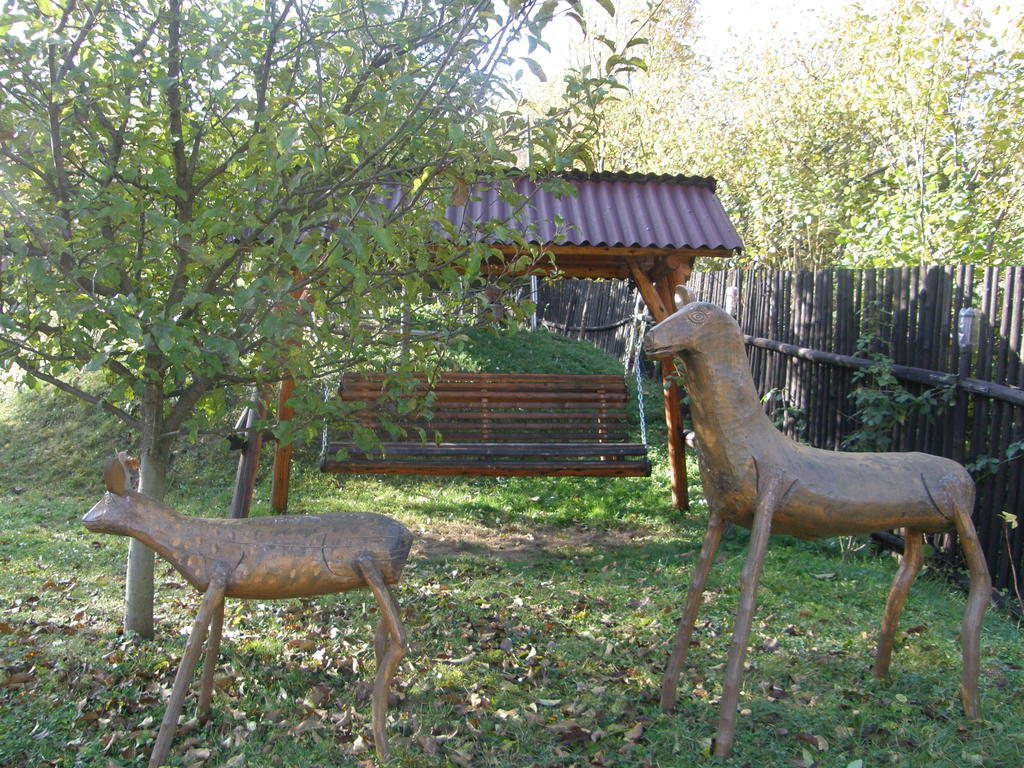 Mokus Panzio Bed & Breakfast Bicfalau Exterior photo